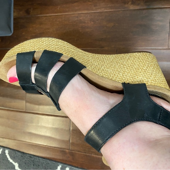 Clarks sandal,wedge slight platform size 8 black - Picture 8 of 10